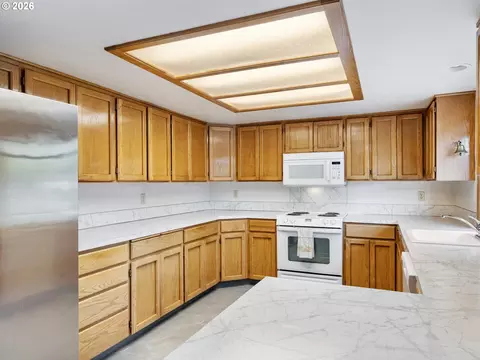 Kitchen - 2930 SW Brixton Ave, Gresham, OR 97080 photo 6 of 6