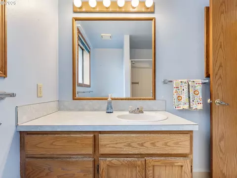 Bath - 2930 SW Brixton Ave, Gresham, OR 97080 photo 2 of 5