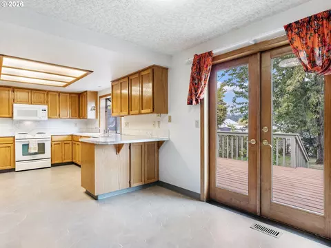 Kitchen - 2930 SW Brixton Ave, Gresham, OR 97080 photo 1 of 6