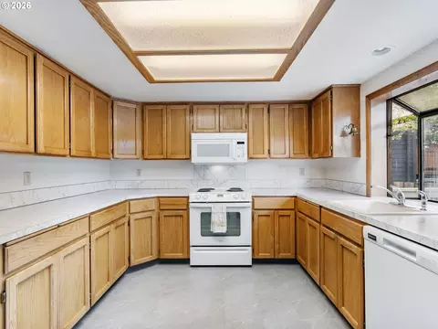 Kitchen - 2930 SW Brixton Ave, Gresham, OR 97080 photo 5 of 6