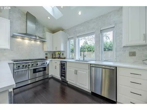 Kitchen - 1359 Hammock St, Eugene, OR 97401 photo 2 of 8