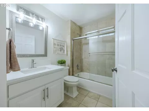 Bath - 1359 Hammock St, Eugene, OR 97401 photo 2 of 4