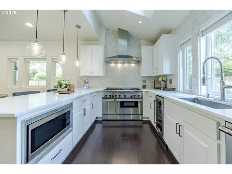 Kitchen - 1359 Hammock St, Eugene, OR 97401 photo 6 of 8