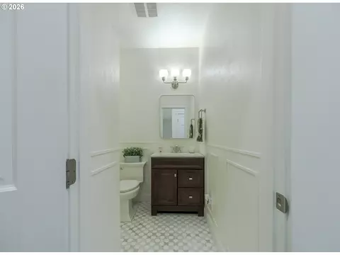 Bath - 1359 Hammock St, Eugene, OR 97401 photo 1 of 4