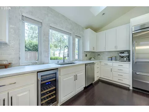 Kitchen - 1359 Hammock St, Eugene, OR 97401 photo 5 of 8