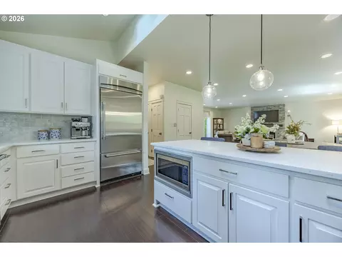 Kitchen - 1359 Hammock St, Eugene, OR 97401 photo 4 of 8