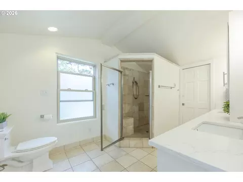 Bath - 1359 Hammock St, Eugene, OR 97401 photo 4 of 4