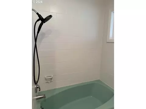 Bath - 85806 Loop Ln, Eugene, OR 97405 photo 2 of 2