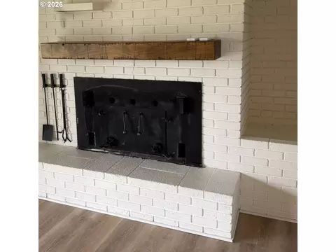 Living - 85806 Loop Ln, Eugene, OR 97405 photo 1 of 1