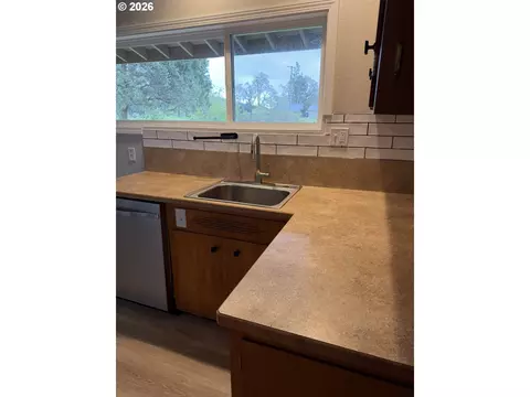Kitchen - 85806 Loop Ln, Eugene, OR 97405 photo 2 of 2