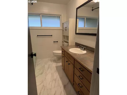 Bath - 85806 Loop Ln, Eugene, OR 97405 photo 1 of 2