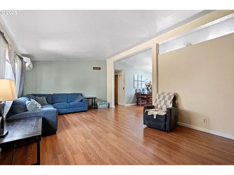 Living - 4923 Morely Loop, Eugene, OR 97402 photo 2 of 4