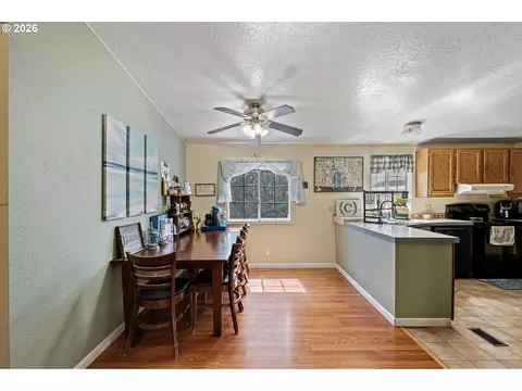 Dining - 4923 Morely Loop, Eugene, OR 97402 photo 1 of 2