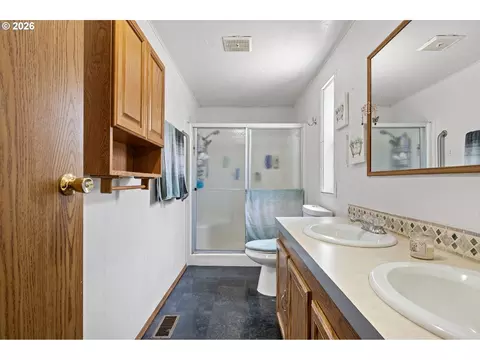 Bath - 4923 Morely Loop, Eugene, OR 97402 photo 2 of 4