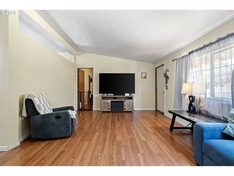 Living - 4923 Morely Loop, Eugene, OR 97402 photo 3 of 4