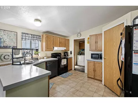 Kitchen - 4923 Morely Loop, Eugene, OR 97402 photo 2 of 4