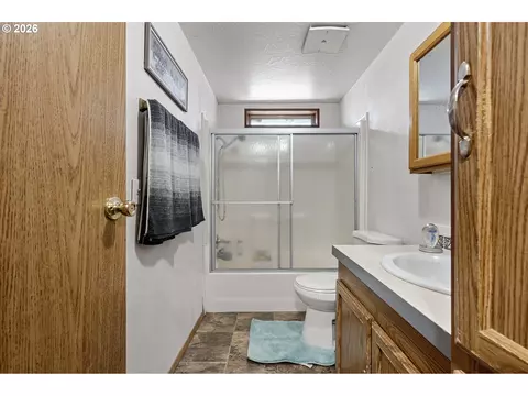Bath - 4923 Morely Loop, Eugene, OR 97402 photo 3 of 4