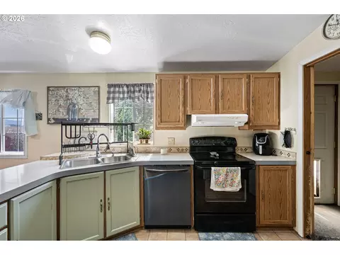 Kitchen - 4923 Morely Loop, Eugene, OR 97402 photo 3 of 4