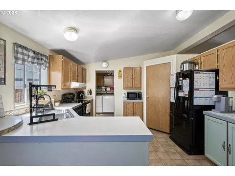 Kitchen - 4923 Morely Loop, Eugene, OR 97402 photo 1 of 4