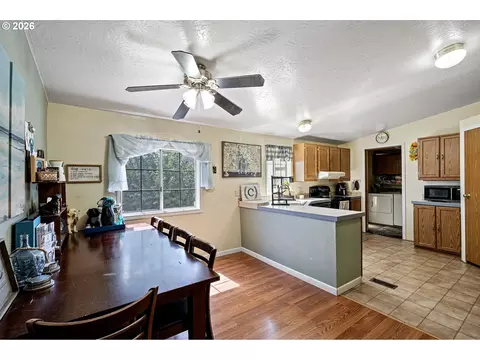 Dining - 4923 Morely Loop, Eugene, OR 97402 photo 2 of 2