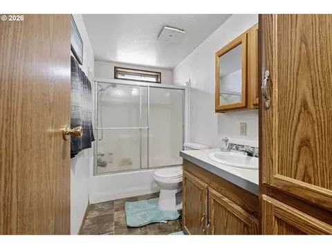 Bath - 4923 Morely Loop, Eugene, OR 97402 photo 4 of 4