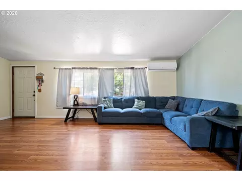 Living - 4923 Morely Loop, Eugene, OR 97402 photo 4 of 4