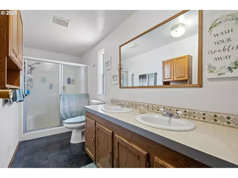Bath - 4923 Morely Loop, Eugene, OR 97402 photo 1 of 4