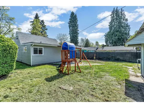 Exterior - 1629 7th Ave, Longview, WA 98632 photo 7 of 9