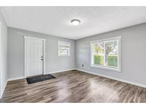 Living - 1629 7th Ave, Longview, WA 98632 photo 3 of 5