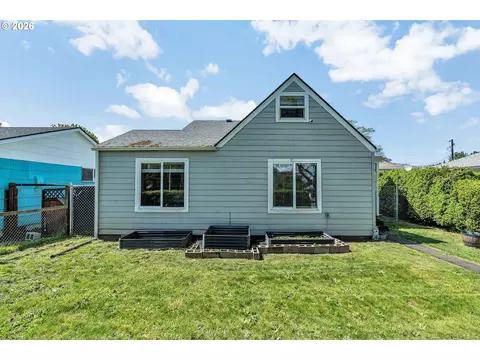 Exterior - 1629 7th Ave, Longview, WA 98632 photo 1 of 9