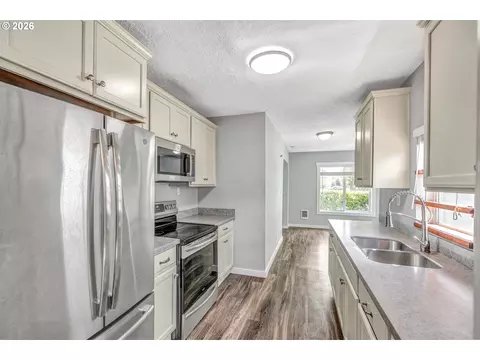 Kitchen - 1629 7th Ave, Longview, WA 98632 photo 3 of 3
