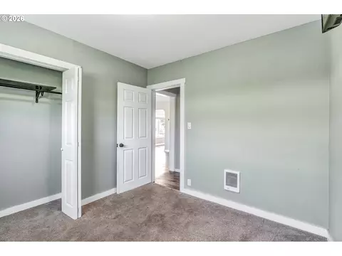 Bedroom - 1629 7th Ave, Longview, WA 98632 photo 2 of 2