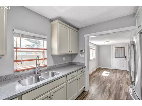 Kitchen - 1629 7th Ave, Longview, WA 98632 photo 2 of 3