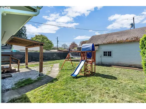 Exterior - 1629 7th Ave, Longview, WA 98632 photo 8 of 9
