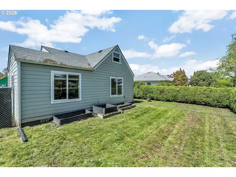 Exterior - 1629 7th Ave, Longview, WA 98632 photo 2 of 9