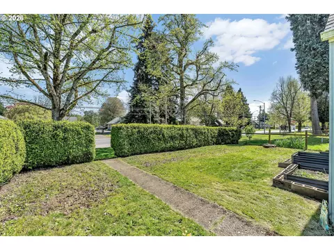 Exterior - 1629 7th Ave, Longview, WA 98632 photo 3 of 9