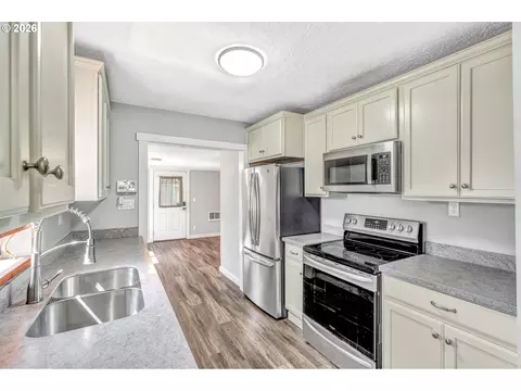 Kitchen - 1629 7th Ave, Longview, WA 98632 photo 1 of 3