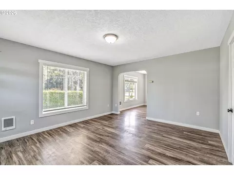 Living - 1629 7th Ave, Longview, WA 98632 photo 1 of 5