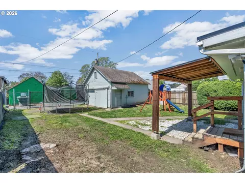 Exterior - 1629 7th Ave, Longview, WA 98632 photo 5 of 9