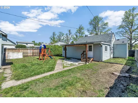 Exterior - 1629 7th Ave, Longview, WA 98632 photo 6 of 9