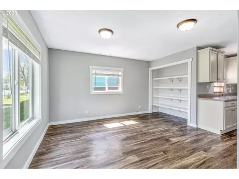 Living - 1629 7th Ave, Longview, WA 98632 photo 4 of 5