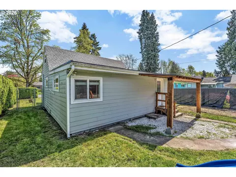 Exterior - 1629 7th Ave, Longview, WA 98632 photo 4 of 9