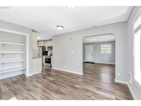 Living - 1629 7th Ave, Longview, WA 98632 photo 5 of 5