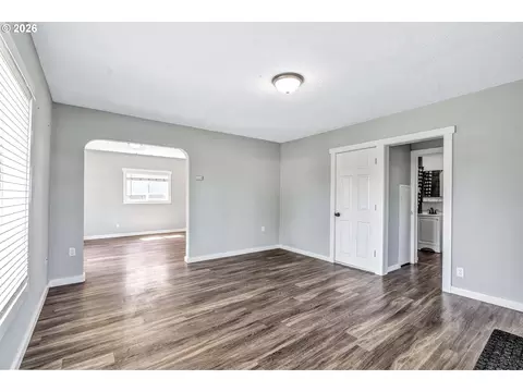 Living - 1629 7th Ave, Longview, WA 98632 photo 2 of 5