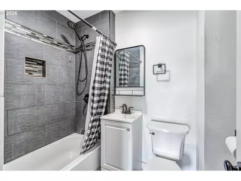 Bath - 1629 7th Ave, Longview, WA 98632 photo 1 of 1