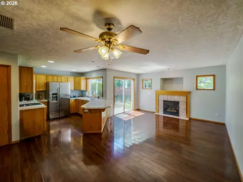 Living - 4029 NE 16th Ct, Gresham, OR 97030 photo 3 of 4