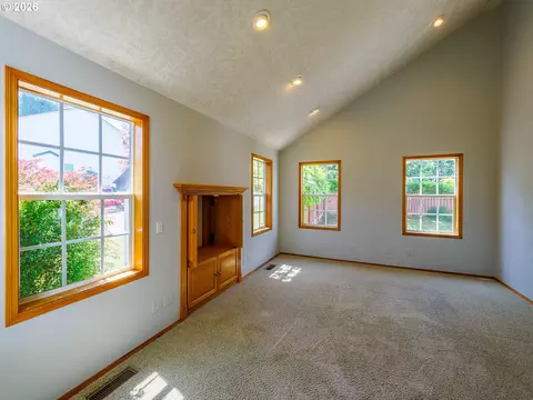 Living - 4029 NE 16th Ct, Gresham, OR 97030 photo 2 of 4