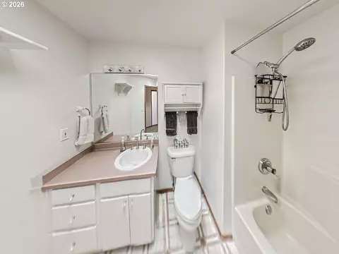 Bath - 4029 NE 16th Ct, Gresham, OR 97030 photo 4 of 4