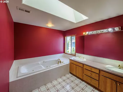 Bath - 4029 NE 16th Ct, Gresham, OR 97030 photo 2 of 4