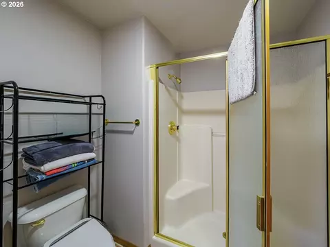 Bath - 4029 NE 16th Ct, Gresham, OR 97030 photo 3 of 4